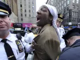 Un manifestante es detenido el 15-O durante la jornada de protesta en Nueva York (EE UU), en el marco de las manifestaciones convocadas a nivel mundial.
