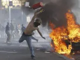 Imagen de los enfrentamientos entre encapuchados violentos y policía que han tenido lugar en Roma, Italia, durante la manifestación del 15-O.