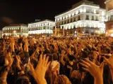 Momento de la asamblea general del 15-O en la Puerta del Sol, completamente llena de manifestantes.
