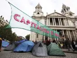 Manifestantes acampan frente a la catedral de San Pablo en Londres, un día después de la marcha global del 15-O.