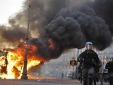 Imagen de los enfrentamientos entre encapuchados violentos y policía que tuvieron lugar el sábado en Roma, durante la manifestación del movimiento de los indignados.