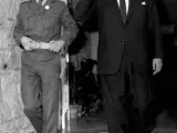 El corondel Muamar el Gadafi, junto con el entonces presidente egipcio, Abdel Nasser, en 1970. Cuando Gadafi llegó al poder copió la constitución egipcia y emuló su lema nacional: "Libertad, socialismo y unidad".