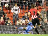 El delantero del Athletic de Bilbao, Fernando Llorente, consigue de penalti el segundo gol del equipo ante el Salzburgo.