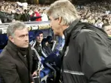 José Mourinho, entrenador del Real Madrid, saluda a Manuel Pellegrini, técnico del Málaga.