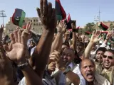 Miles de libios celebran tras la oración de los viernes en Trípoli la muerte del dictador Muamar el Gadafi.