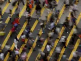 Un grupo de personas atraviesa una calle de Mong Kok, en Hong Kong (China). Mong Kok tiene la densidad de población más alta del mundo, con 130.000 personas por kilómetro cuadrado.