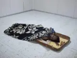 El cadáver del exlíder libio, Muamar el Gadafi, expuesto en el interior de un congelador de almacenamiento en Misrata, Libia.