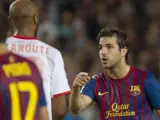 Cesc Fábregas y Frederic Kanouté discutiendo durante el partido entre Barça y Sevilla.