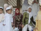 Un grupo de mujeres musulmanas se prepara para el rezo en la mezquita Istiqlal.