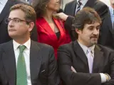 El presidente del PP del País Vasco, Antonio Basagoiti, y el secretario general de Eusko Alkartasuna, Pello Urizar, durante los actos de conmemoración del Día de Euskadi.