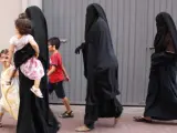 Varias mujeres musulmanas pasean por la calle.