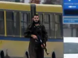El hombre que atacó la embajada de EE UU, caminando por la calle con un kalashnikov antes de ser tiroteado por policías.