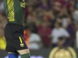 Víctor Valdés levanta los brazos en el Camp Nou.