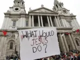 Una pancarta que dice "¿Qué haría Jesús?" en el campamento situado en el exterior de la catedral londinense.