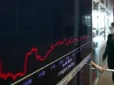 Pantalla electrónica con un gráfico de la fluctuación de la Bolsa, en Atenas (Grecia).
