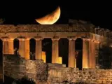 La luna sobre el Partenon, en Atenas.
