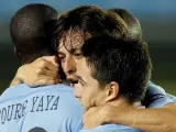Silva abraza a sus compañeros Yaya Touré y Nasri tras un gol del Manchester City.