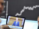 La intervención del primer ministro griego, Yorgos Papandreu, es seguida en directo en la Bolsa de Fráncfort.