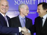 El primer ministro griego, Yorgos Papandreu, y los presidentes del Consejo Europeo, Herman van Rompuy, y de la Comisión Europea, Jose Manuel Durao Barroso.