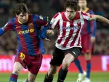Leo Messi, delantero del Barça, se lleva el balón ante Javi Martínez, centrocampista del Athletic.
