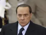 El primer ministro italiano Silvio Berlusconi, sale de la primera sesión plenaria de la cumbre del G-20 en Cannes.