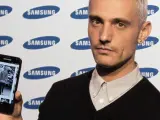 El diseñador David Delfín sostiene un Samsung Galaxy Note.