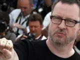 Lars Von Trier, en Cannes, luciendo un tatuaje en sus dedos en el que se puede leer la palabra Fuck (joder).