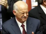 Yorgos Papandreu aplaude tras ganar la moción de confianza en el Parlamento griego en Atenas.
