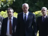 El primer ministro griego, Yorgos Papandreu (segundo por la derecha), a su llega al palacio presidencial en Atenas.