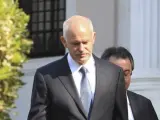 El primer ministro griego, el socialista Yorgos Papandreu, dirigiéndose al Palacio Presidencial para mantener una reunión con el presidente de Grecia, Carolos Papulias, en Atenas (Grecia).