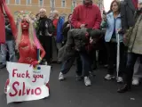 Una participante en la protesta que ha reunido a miles de personas en Italia para pedir la dimisión de Silvio Berlusconi.