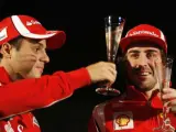 Fernando Alonso y Felipe Massa brindan.