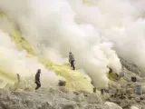 Los porteadores de azufre en el volcán de Ijen, situado en un extremo de la región oriental de la isla indonesia de Java con un cráter de más de un kilómetro de diámetro, un volcán en activo en el que desde hace casi un siglo los mineros pican a mano el mineral.