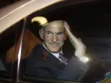 Papandreu saluda a la prensa desde el coche en el que ha abandonado la reunión con el líder de la oposición griega este 6 de noviembre.