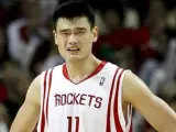 Yao Ming, con la camiseta de los Rockets.