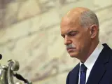 El primer ministro griego, Yorgos Papandreu, se dirige a los miembros del partido en el gobierno.