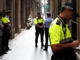 Agentes de los Mossos y la Guardia Urbana de Barcelona, juntos por las calles de ciudad.
