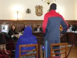 Un matrimonio durante su comparecencia en el juicio en el que se les acusa de practicar o cooperar en la ablación de su hija.