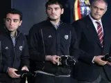 El exguardameta Andoni Zubizarreta (d), el portero y capitán de la selección, Iker Casillas (c), y el centrocampista Xavi Hernández, durante el acto en el que el Comité Ejecutivo de la UEFA.