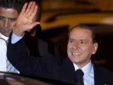 El exprimer ministro italiano, Silvio Berlusconi, saluda a sus simpatizantes a su llegada al Palacio Grazioli de Roma.
