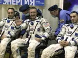 Los tripulantes de la nave Soyuz, antes de partir hacia la EEI.