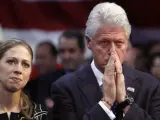 El expresidente de EEUU Bill Clinton y su hija Chelsea Clinton escuchan un discurso de campaña electoral en enero de 2008.