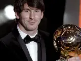 El delantero argentino del FC Barcelona Lionel Messi posa con el Balón de Oro