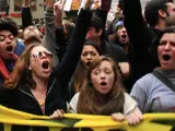 Varios manifestantes protestan por el desalojo de Occupy Wall Street de la plaza Zuccotti.