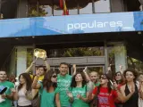 Una decena de profesores protestan con una cacerolada frente a la sede del PP en Madrid.