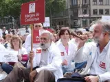 El Sindicato Médicos de Cataluña (SMC) hace huelga contra los recortes sanitarios anunciados por la comunidad.
