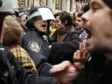 La policía y los 'indignados' se enfrentan en Wall Street.