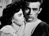 La actriz Natalie Wood con su compañero de reparto James Dean, en una imgen de "Rebelde sin causa". Ambos murieron en condiciones trágicas.