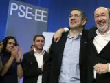 El candidato del PSOE a la presidencia del Gobierno, Alfredo Pérez Rubalcaba, junto al lehendakari, Patxi López, en un acto de los socialistas vascos.