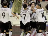 Feghouli, centrocampista del Valencia, celebra con sus compañeros uno de sus goles ante el Getafe.
